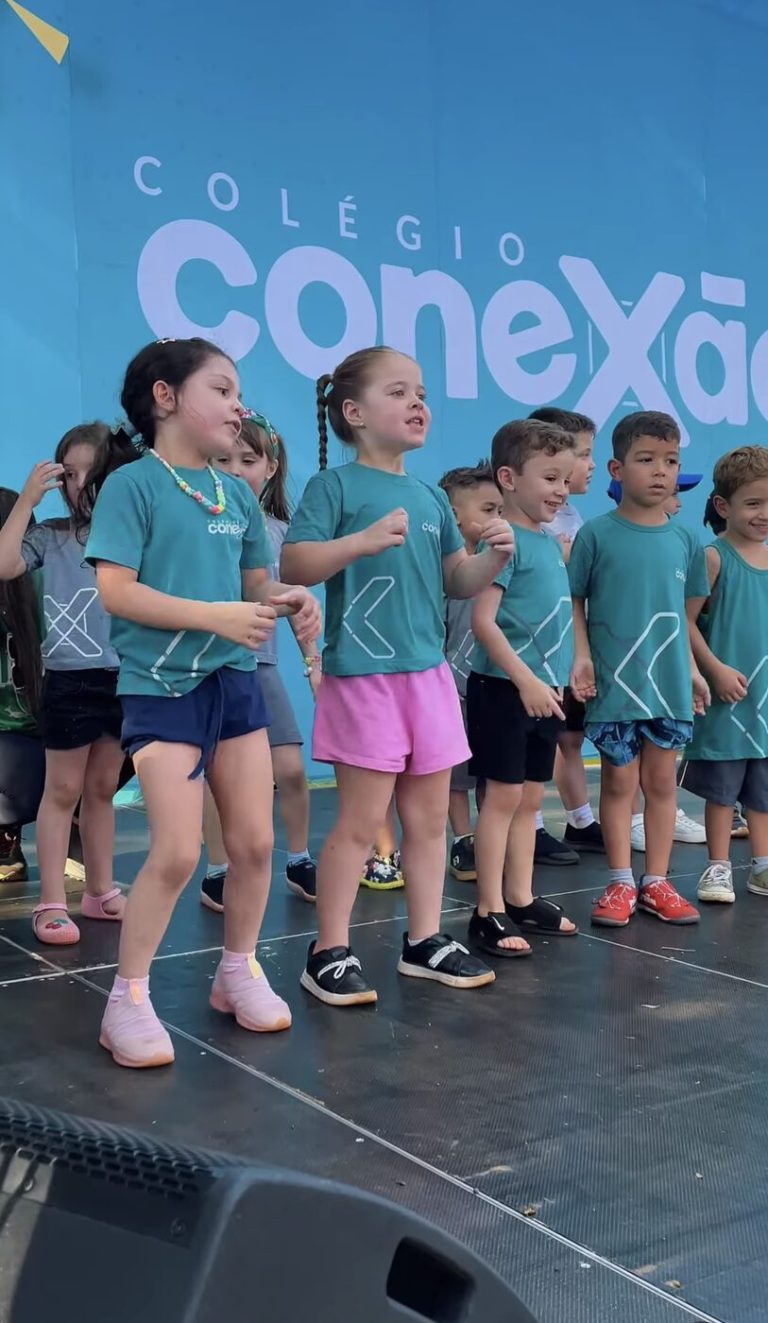 Alunos dançando no palco do Conexão Família